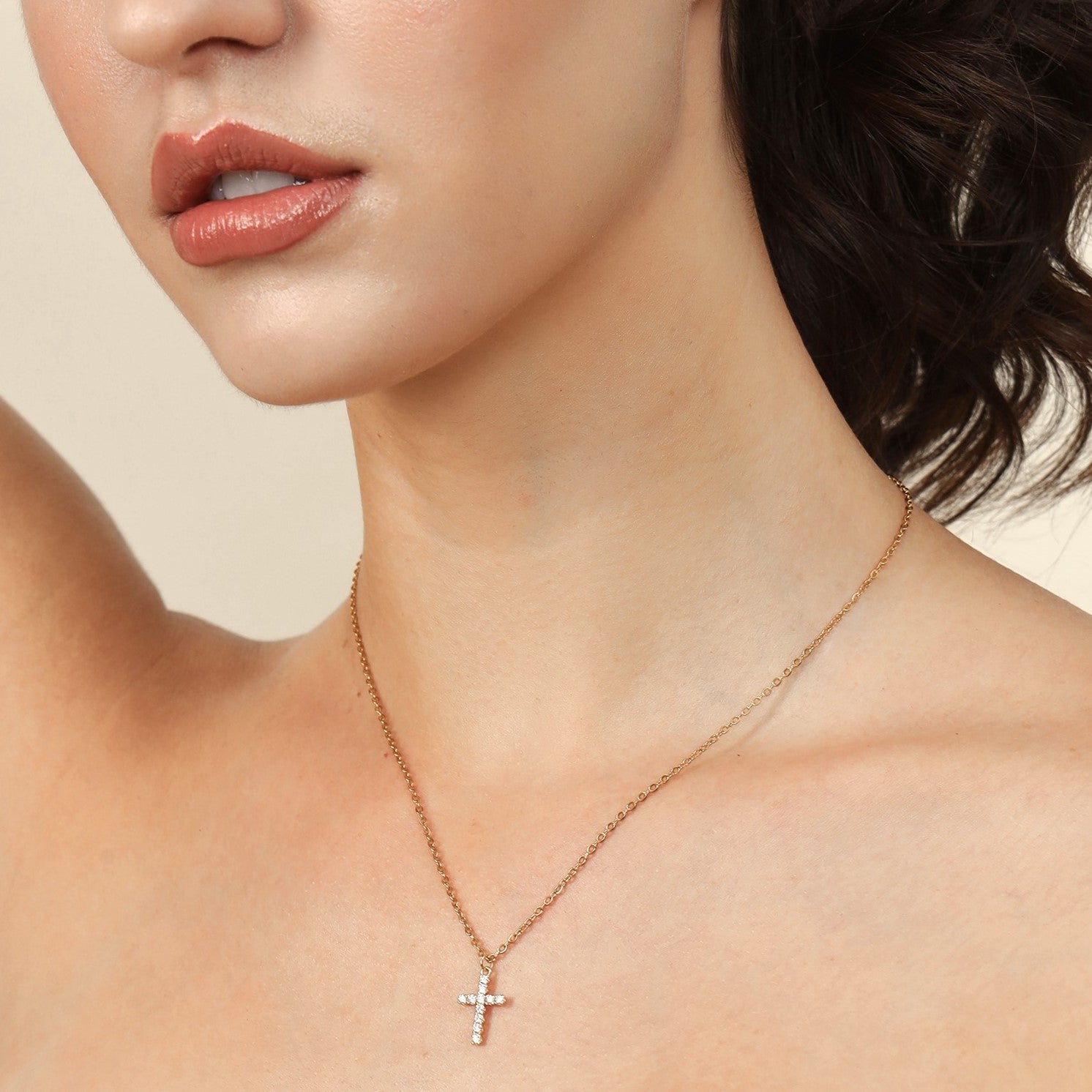 Minimal Cross Pendant - Fab Couture