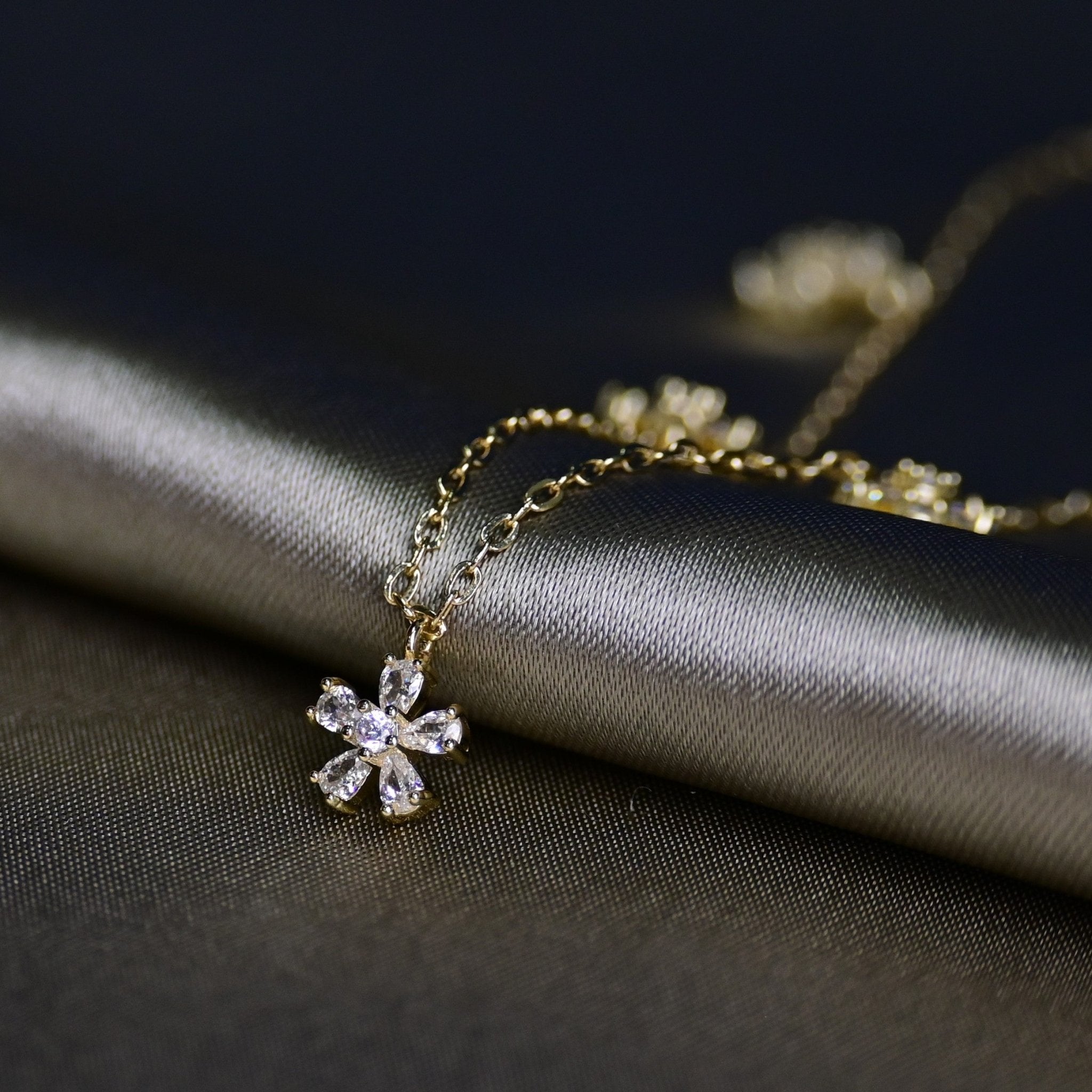 Snowflake Crystal Necklace - Fab Couture